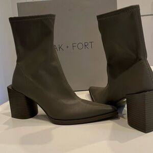 NWT Oak & Fort Booties